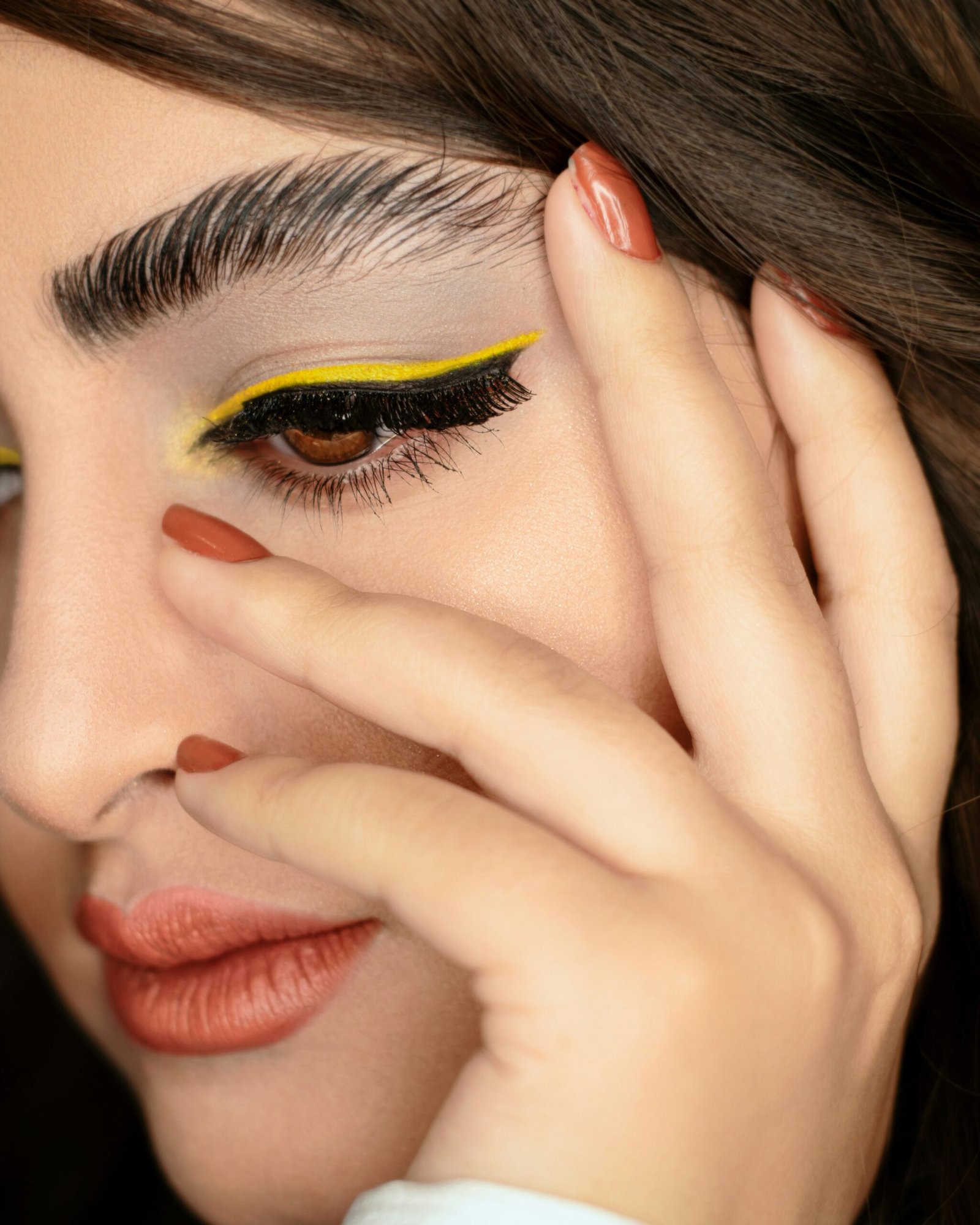 Seamless Transitions: How to Effortlessly Change Your Makeup from Day to Night